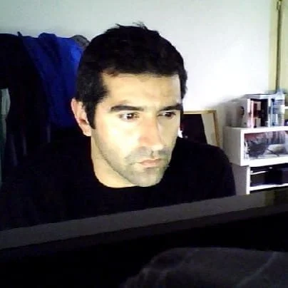 Sérgio Correia, fundador do projeto OMeuSite.PT, a no escritório com ambiente casual.